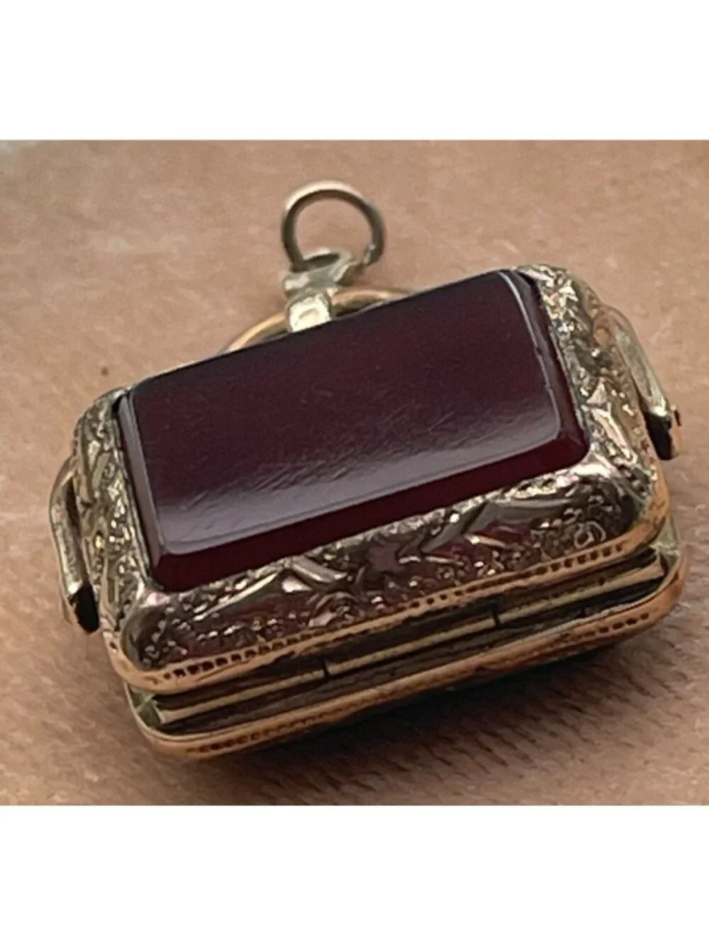 Antique Victorian Onyx & Carnelian Yellow Gold Tone Spinner Charm Locket With Or